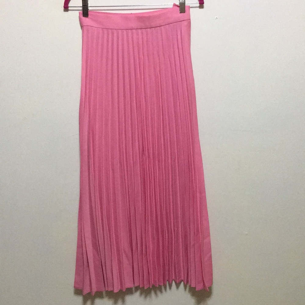 Pink pleated skirt